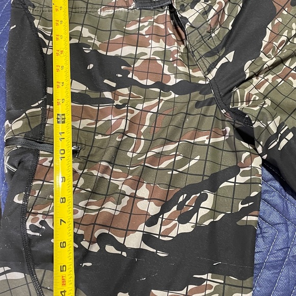 Size 32 board shorts. - Picture 2 of 7